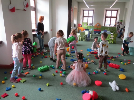 Delfinki, zajęcia w Bibliotece Miejskiej w Świdnicy, VI 2025