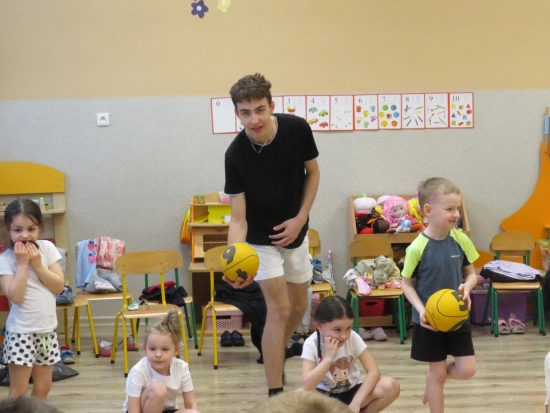 Wielorybki i Zerówka, zdjęcia z zajęć sportowo - zdrowotnych z Mateuszem, III 2025