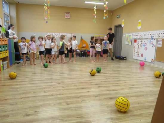 Wielorybki i Zerówka, zdjęcia z zajęć sportowo - zdrowotnych z Mateuszem, III 2025